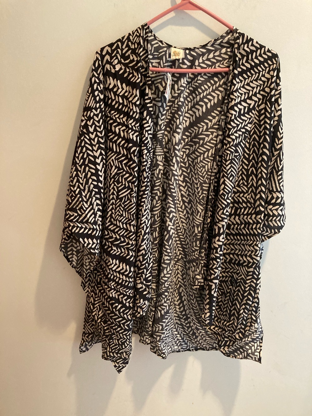 Black and White Leaf Print Kimono NWT. One size